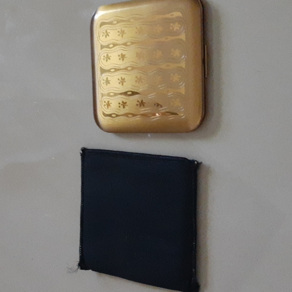 Elegant Vintage Pilcher makeup compact w original pad and case